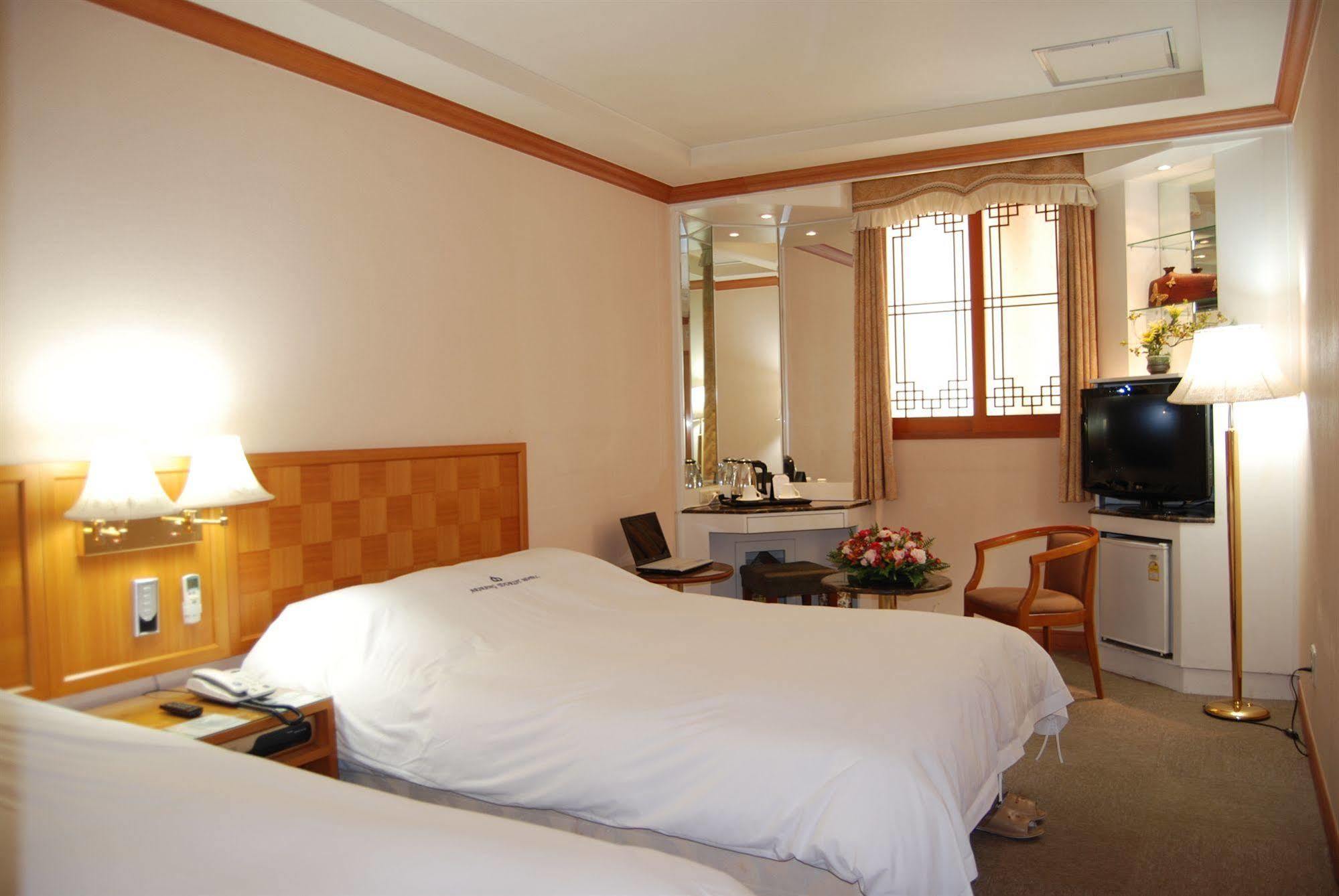 Arirang Tourist Hotel Changwon Exteriör bild